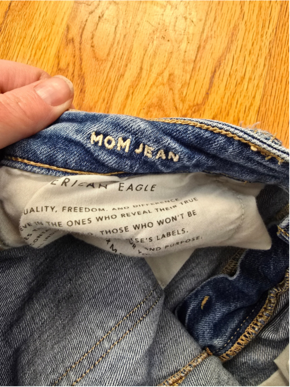 Women's American Eagle Mom Jeans Size 8 Blue Distressed Straight Leg - Picture 5 of 6